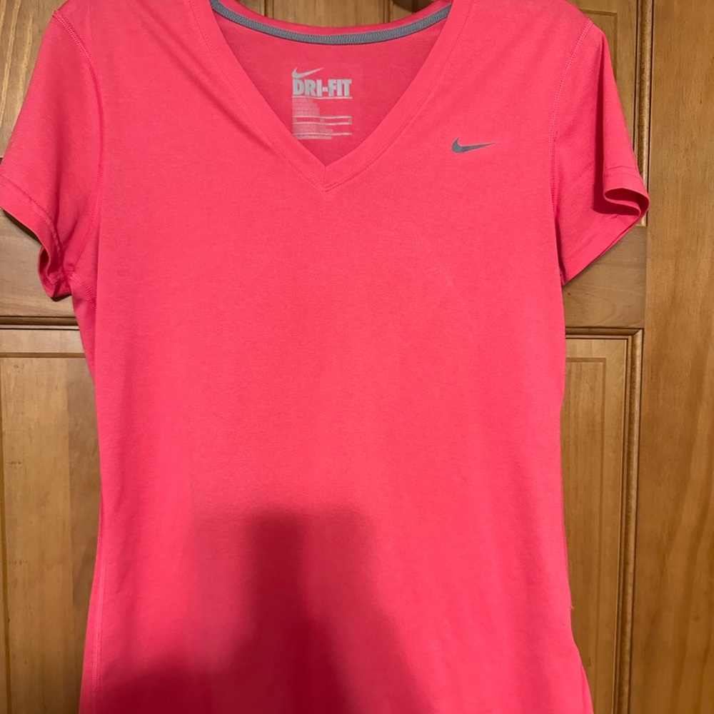Women’s Nike v neck pink shirt